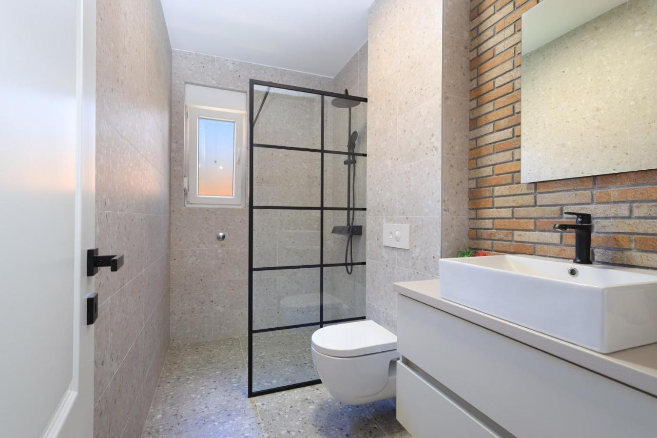 Bonaca Apartments With Terrace And Private Parking Kaštela エクステリア 写真