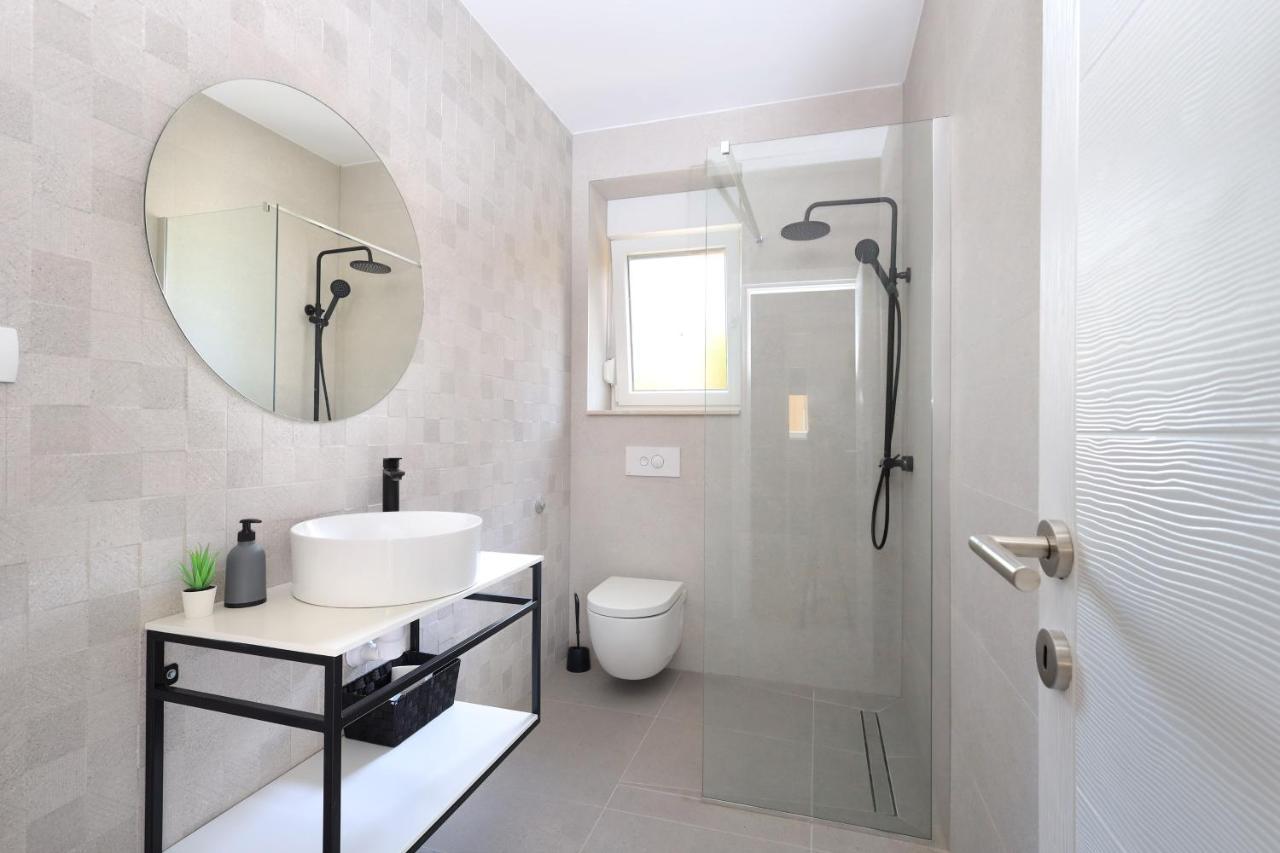 Bonaca Apartments With Terrace And Private Parking Kaštela エクステリア 写真