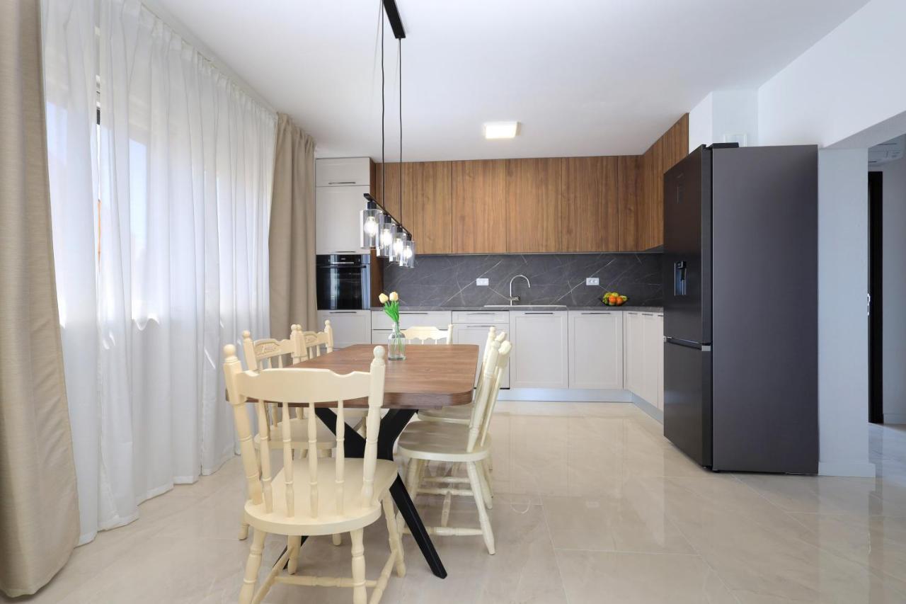 Bonaca Apartments With Terrace And Private Parking Kaštela エクステリア 写真