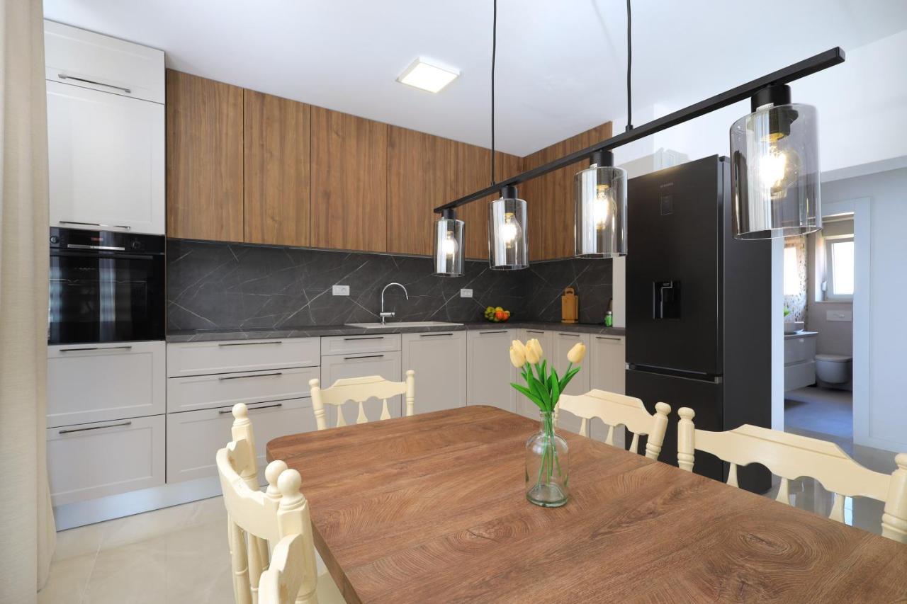 Bonaca Apartments With Terrace And Private Parking Kaštela エクステリア 写真